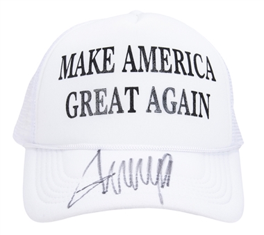 Donald Trump Signed Make America Great Again Hat (Beckett)